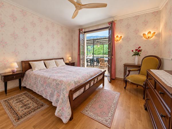 Maison
         7 pièces
        - 200 m² Exclusivité 589 000 € *