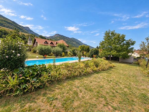 Maison
         7 pièces
        - 200 m² Exclusivité 589 000 € *