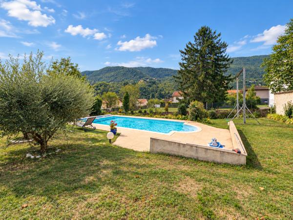 Maison
         7 pièces
        - 200 m² Exclusivité 589 000 € *