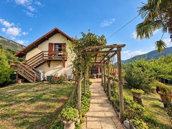 Maison
         7 pièces
        - 200 m² Exclusivité 589 000 € *