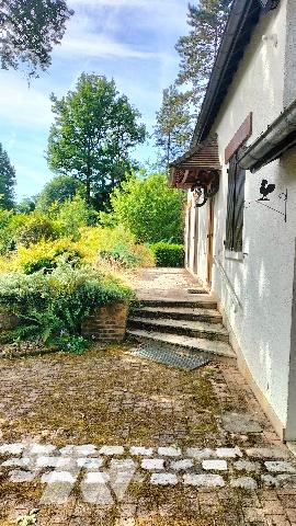 L'étude vous propose cette maison de 4 chambres avec pièce palière située dans un écrin de verdure