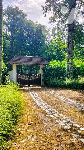 L'étude vous propose cette maison de 4 chambres avec pièce palière située dans un écrin de verdure