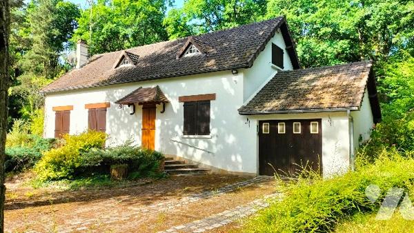 L'étude vous propose cette maison de 4 chambres avec pièce palière située dans un écrin de verdure