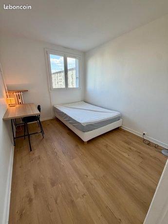 Chambre en colocation féminine — T4 meublé avec balcon
