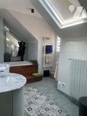Maison avec garages et jardin