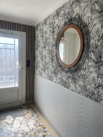 Maison avec garages et jardin