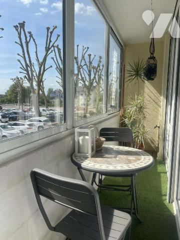 Maison avec garages et jardin