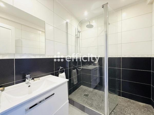 Appartement
         2 pièces
        - 50 m² Exclusivité 330 000 € *