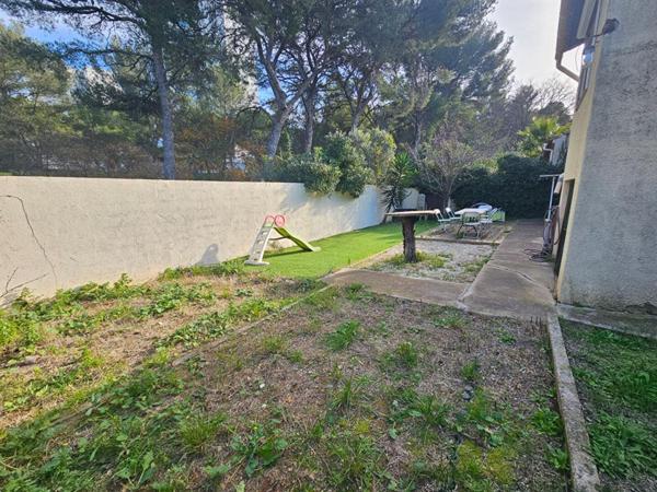 Maison Plein Pied Martigues 4 pièce(s) 79 m2 avec un jardin piscinable de 371m2 sans vis à vis