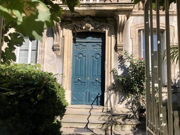 Élégant immeuble de style haussmannien avec jardin privé et fort potentiel d'investissement