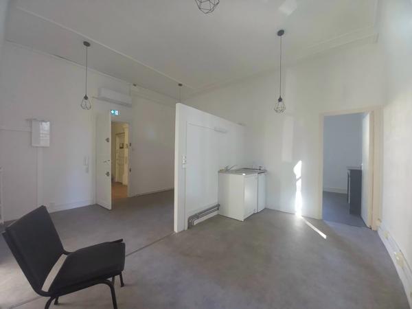 Élégant immeuble de style haussmannien avec jardin privé et fort potentiel d'investissement