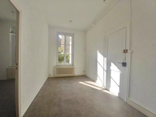 Élégant immeuble de style haussmannien avec jardin privé et fort potentiel d'investissement