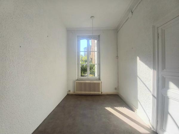 Élégant immeuble de style haussmannien avec jardin privé et fort potentiel d'investissement