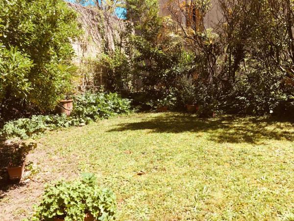 Élégant immeuble de style haussmannien avec jardin privé et fort potentiel d'investissement