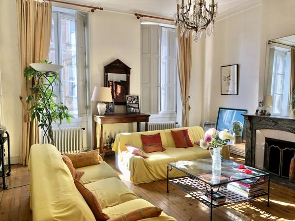 Élégant immeuble de style haussmannien avec jardin privé et fort potentiel d'investissement