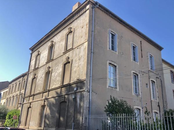Élégant immeuble de style haussmannien avec jardin privé et fort potentiel d'investissement