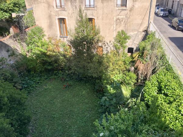 Élégant immeuble de style haussmannien avec jardin privé et fort potentiel d'investissement