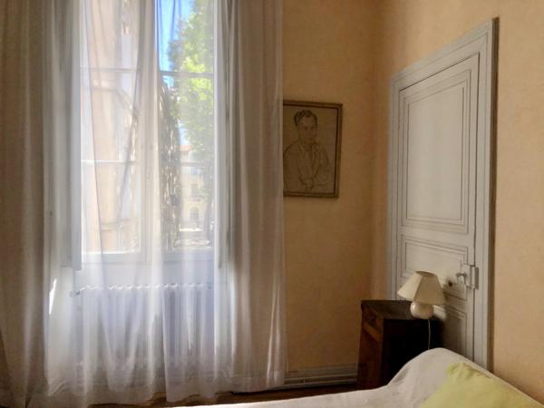 Élégant immeuble de style haussmannien avec jardin privé et fort potentiel d'investissement