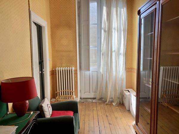 Élégant immeuble de style haussmannien avec jardin privé et fort potentiel d'investissement