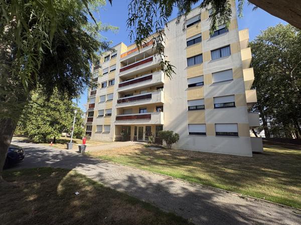 Appartement de Type T4 avec balcon de 9 m2 et 2 places de parking dans une résidence sécurisée