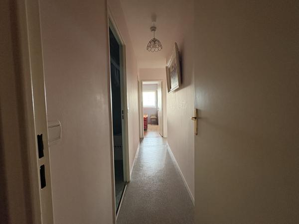 Appartement de Type T4 avec balcon de 9 m2 et 2 places de parking dans une résidence sécurisée