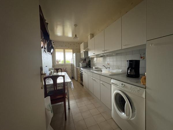 Appartement de Type T4 avec balcon de 9 m2 et 2 places de parking dans une résidence sécurisée