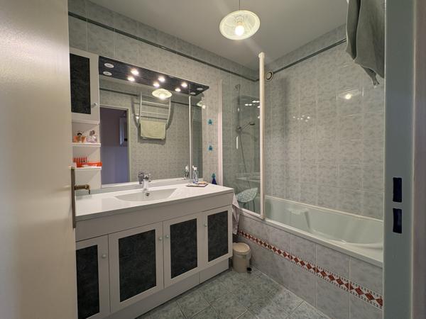 Appartement de Type T4 avec balcon de 9 m2 et 2 places de parking dans une résidence sécurisée