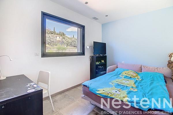 Maison à vendre proche du village de LORGUES - 6 chambres, piscine, grand terrain de 1937m²