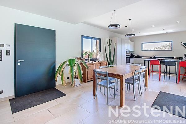 Maison à vendre proche du village de LORGUES - 6 chambres, piscine, grand terrain de 1937m²