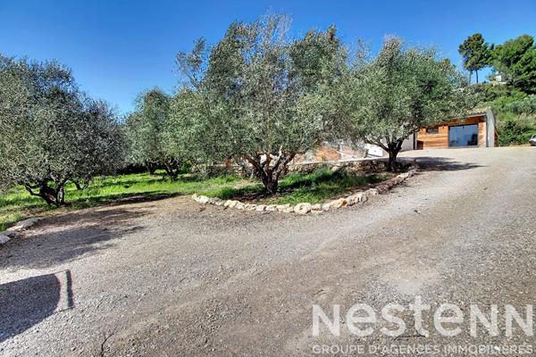 Maison à vendre proche du village de LORGUES - 6 chambres, piscine, grand terrain de 1937m²