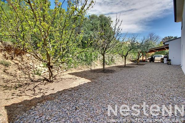 Maison à vendre proche du village de LORGUES - 6 chambres, piscine, grand terrain de 1937m²