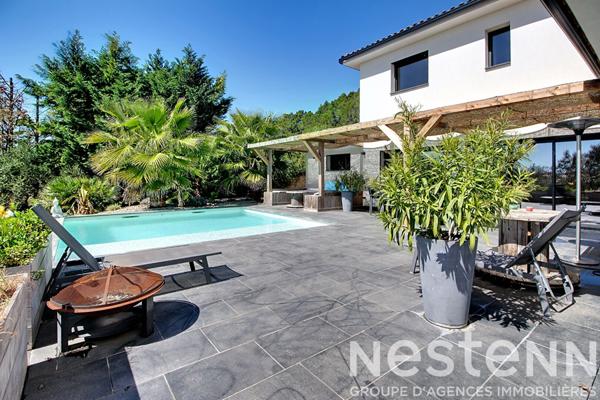 Maison à vendre proche du village de LORGUES - 6 chambres, piscine, grand terrain de 1937m²
