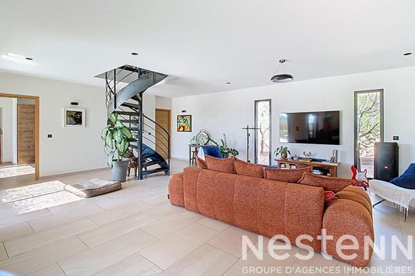 Maison à vendre proche du village de LORGUES - 6 chambres, piscine, grand terrain de 1937m²