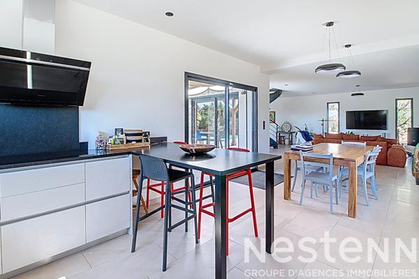 Maison à vendre proche du village de LORGUES - 6 chambres, piscine, grand terrain de 1937m²