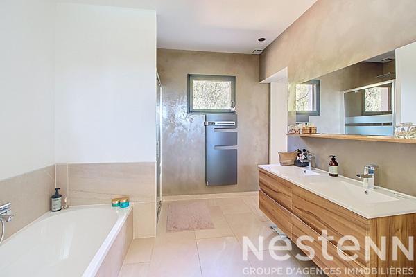 Maison à vendre proche du village de LORGUES - 6 chambres, piscine, grand terrain de 1937m²