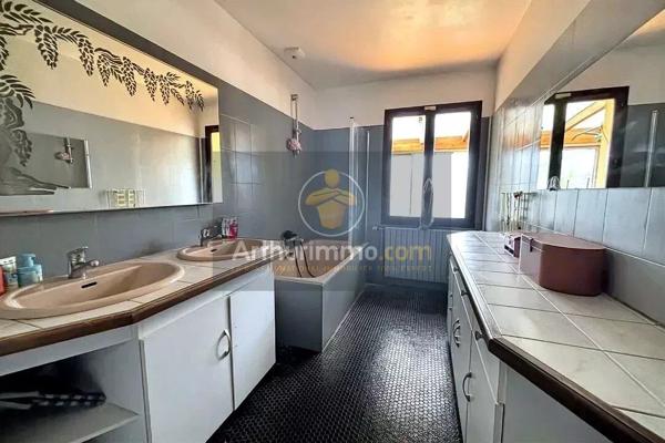 Vente                                                      Maison
                        
                     8 pièces                      160 m2                     à Guignes