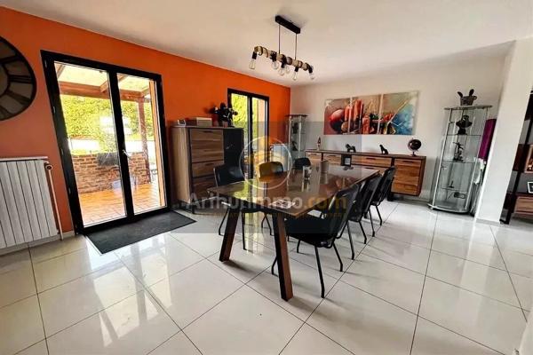 Vente                                                      Maison
                        
                     8 pièces                      160 m2                     à Guignes