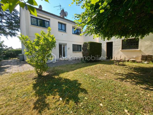 Située dans un environnement résidentiel recherché de Villepreux, cette maison familiale offre de beaux volumes et un fort potentiel pour créer un lieu de vie à votre image. Édifiée sur un terrain de 440 m², elle bénéficie d'un agréable extérieur offrant de nombreuses possibilités d'aménagement.

Au rez-de-chaussée, vous découvrirez une cuisine indépendante, un WC séparé ainsi qu’un double séjour lumineux, idéal pour partager des moments en famille.

À l’étage, l’espace nuit se compose de 4 chambres ainsi que d’une salle de bain avec WC, offrant une configuration parfaitement adaptée à une famille.

La maison dispose d’un garage fermé, d’une dépendance d’environ 17 m² pouvant répondre à différents besoins (bureau, profession libérale, chambre…) ainsi que d’une cave d’environ 17 m² accessible depuis celle-ci.

Son emplacement est un véritable atout au quotidien : la maison bénéficie de la proximité des écoles maternelles, élémentaires et collèges de Villepreux, permettant une organisation familiale pratique. Les commerces de proximité et services du quotidien sont facilement accessibles.

Côté transports, la gare de Villepreux–Les Clayes permet de rejoindre Paris-Montparnasse via la ligne N du Transilien, un avantage apprécié pour les déplacements quotidiens vers Paris et l’ouest francilien.

Des travaux de rénovation sont à prévoir. Une belle opportunité pour repenser les espaces, améliorer les performances du logement et valoriser tout le potentiel de cette maison familiale.

Un bien rare sur le secteur, idéal pour les acquéreurs souhaitant personnaliser leur future maison et créer un intérieur à leur goût.