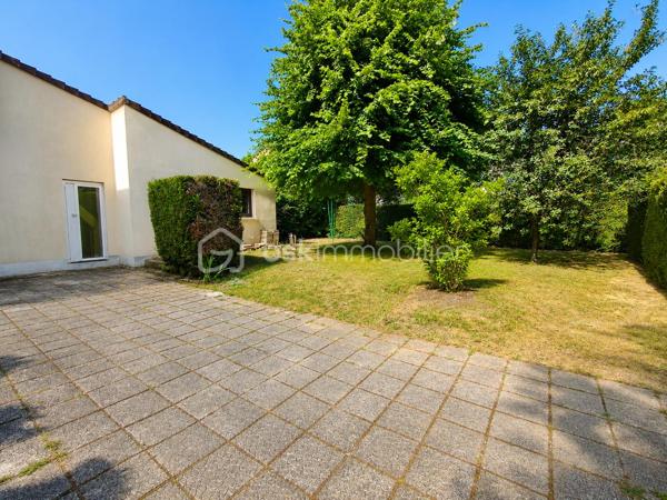 Située dans un environnement résidentiel recherché de Villepreux, cette maison familiale offre de beaux volumes et un fort potentiel pour créer un lieu de vie à votre image. Édifiée sur un terrain de 440 m², elle bénéficie d'un agréable extérieur offrant de nombreuses possibilités d'aménagement.

Au rez-de-chaussée, vous découvrirez une cuisine indépendante, un WC séparé ainsi qu’un double séjour lumineux, idéal pour partager des moments en famille.

À l’étage, l’espace nuit se compose de 4 chambres ainsi que d’une salle de bain avec WC, offrant une configuration parfaitement adaptée à une famille.

La maison dispose d’un garage fermé, d’une dépendance d’environ 17 m² pouvant répondre à différents besoins (bureau, profession libérale, chambre…) ainsi que d’une cave d’environ 17 m² accessible depuis celle-ci.

Son emplacement est un véritable atout au quotidien : la maison bénéficie de la proximité des écoles maternelles, élémentaires et collèges de Villepreux, permettant une organisation familiale pratique. Les commerces de proximité et services du quotidien sont facilement accessibles.

Côté transports, la gare de Villepreux–Les Clayes permet de rejoindre Paris-Montparnasse via la ligne N du Transilien, un avantage apprécié pour les déplacements quotidiens vers Paris et l’ouest francilien.

Des travaux de rénovation sont à prévoir. Une belle opportunité pour repenser les espaces, améliorer les performances du logement et valoriser tout le potentiel de cette maison familiale.

Un bien rare sur le secteur, idéal pour les acquéreurs souhaitant personnaliser leur future maison et créer un intérieur à leur goût.