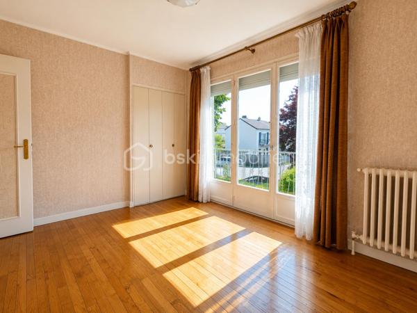 Située dans un environnement résidentiel recherché de Villepreux, cette maison familiale offre de beaux volumes et un fort potentiel pour créer un lieu de vie à votre image. Édifiée sur un terrain de 440 m², elle bénéficie d'un agréable extérieur offrant de nombreuses possibilités d'aménagement.

Au rez-de-chaussée, vous découvrirez une cuisine indépendante, un WC séparé ainsi qu’un double séjour lumineux, idéal pour partager des moments en famille.

À l’étage, l’espace nuit se compose de 4 chambres ainsi que d’une salle de bain avec WC, offrant une configuration parfaitement adaptée à une famille.

La maison dispose d’un garage fermé, d’une dépendance d’environ 17 m² pouvant répondre à différents besoins (bureau, profession libérale, chambre…) ainsi que d’une cave d’environ 17 m² accessible depuis celle-ci.

Son emplacement est un véritable atout au quotidien : la maison bénéficie de la proximité des écoles maternelles, élémentaires et collèges de Villepreux, permettant une organisation familiale pratique. Les commerces de proximité et services du quotidien sont facilement accessibles.

Côté transports, la gare de Villepreux–Les Clayes permet de rejoindre Paris-Montparnasse via la ligne N du Transilien, un avantage apprécié pour les déplacements quotidiens vers Paris et l’ouest francilien.

Des travaux de rénovation sont à prévoir. Une belle opportunité pour repenser les espaces, améliorer les performances du logement et valoriser tout le potentiel de cette maison familiale.

Un bien rare sur le secteur, idéal pour les acquéreurs souhaitant personnaliser leur future maison et créer un intérieur à leur goût.