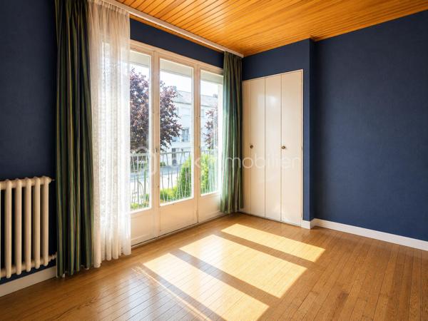 Située dans un environnement résidentiel recherché de Villepreux, cette maison familiale offre de beaux volumes et un fort potentiel pour créer un lieu de vie à votre image. Édifiée sur un terrain de 440 m², elle bénéficie d'un agréable extérieur offrant de nombreuses possibilités d'aménagement.

Au rez-de-chaussée, vous découvrirez une cuisine indépendante, un WC séparé ainsi qu’un double séjour lumineux, idéal pour partager des moments en famille.

À l’étage, l’espace nuit se compose de 4 chambres ainsi que d’une salle de bain avec WC, offrant une configuration parfaitement adaptée à une famille.

La maison dispose d’un garage fermé, d’une dépendance d’environ 17 m² pouvant répondre à différents besoins (bureau, profession libérale, chambre…) ainsi que d’une cave d’environ 17 m² accessible depuis celle-ci.

Son emplacement est un véritable atout au quotidien : la maison bénéficie de la proximité des écoles maternelles, élémentaires et collèges de Villepreux, permettant une organisation familiale pratique. Les commerces de proximité et services du quotidien sont facilement accessibles.

Côté transports, la gare de Villepreux–Les Clayes permet de rejoindre Paris-Montparnasse via la ligne N du Transilien, un avantage apprécié pour les déplacements quotidiens vers Paris et l’ouest francilien.

Des travaux de rénovation sont à prévoir. Une belle opportunité pour repenser les espaces, améliorer les performances du logement et valoriser tout le potentiel de cette maison familiale.

Un bien rare sur le secteur, idéal pour les acquéreurs souhaitant personnaliser leur future maison et créer un intérieur à leur goût.