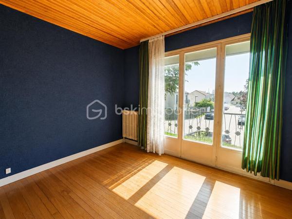 Située dans un environnement résidentiel recherché de Villepreux, cette maison familiale offre de beaux volumes et un fort potentiel pour créer un lieu de vie à votre image. Édifiée sur un terrain de 440 m², elle bénéficie d'un agréable extérieur offrant de nombreuses possibilités d'aménagement.

Au rez-de-chaussée, vous découvrirez une cuisine indépendante, un WC séparé ainsi qu’un double séjour lumineux, idéal pour partager des moments en famille.

À l’étage, l’espace nuit se compose de 4 chambres ainsi que d’une salle de bain avec WC, offrant une configuration parfaitement adaptée à une famille.

La maison dispose d’un garage fermé, d’une dépendance d’environ 17 m² pouvant répondre à différents besoins (bureau, profession libérale, chambre…) ainsi que d’une cave d’environ 17 m² accessible depuis celle-ci.

Son emplacement est un véritable atout au quotidien : la maison bénéficie de la proximité des écoles maternelles, élémentaires et collèges de Villepreux, permettant une organisation familiale pratique. Les commerces de proximité et services du quotidien sont facilement accessibles.

Côté transports, la gare de Villepreux–Les Clayes permet de rejoindre Paris-Montparnasse via la ligne N du Transilien, un avantage apprécié pour les déplacements quotidiens vers Paris et l’ouest francilien.

Des travaux de rénovation sont à prévoir. Une belle opportunité pour repenser les espaces, améliorer les performances du logement et valoriser tout le potentiel de cette maison familiale.

Un bien rare sur le secteur, idéal pour les acquéreurs souhaitant personnaliser leur future maison et créer un intérieur à leur goût.