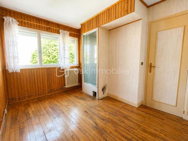 Située dans un environnement résidentiel recherché de Villepreux, cette maison familiale offre de beaux volumes et un fort potentiel pour créer un lieu de vie à votre image. Édifiée sur un terrain de 440 m², elle bénéficie d'un agréable extérieur offrant de nombreuses possibilités d'aménagement.

Au rez-de-chaussée, vous découvrirez une cuisine indépendante, un WC séparé ainsi qu’un double séjour lumineux, idéal pour partager des moments en famille.

À l’étage, l’espace nuit se compose de 4 chambres ainsi que d’une salle de bain avec WC, offrant une configuration parfaitement adaptée à une famille.

La maison dispose d’un garage fermé, d’une dépendance d’environ 17 m² pouvant répondre à différents besoins (bureau, profession libérale, chambre…) ainsi que d’une cave d’environ 17 m² accessible depuis celle-ci.

Son emplacement est un véritable atout au quotidien : la maison bénéficie de la proximité des écoles maternelles, élémentaires et collèges de Villepreux, permettant une organisation familiale pratique. Les commerces de proximité et services du quotidien sont facilement accessibles.

Côté transports, la gare de Villepreux–Les Clayes permet de rejoindre Paris-Montparnasse via la ligne N du Transilien, un avantage apprécié pour les déplacements quotidiens vers Paris et l’ouest francilien.

Des travaux de rénovation sont à prévoir. Une belle opportunité pour repenser les espaces, améliorer les performances du logement et valoriser tout le potentiel de cette maison familiale.

Un bien rare sur le secteur, idéal pour les acquéreurs souhaitant personnaliser leur future maison et créer un intérieur à leur goût.