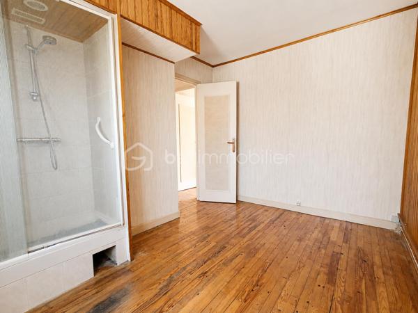 Située dans un environnement résidentiel recherché de Villepreux, cette maison familiale offre de beaux volumes et un fort potentiel pour créer un lieu de vie à votre image. Édifiée sur un terrain de 440 m², elle bénéficie d'un agréable extérieur offrant de nombreuses possibilités d'aménagement.

Au rez-de-chaussée, vous découvrirez une cuisine indépendante, un WC séparé ainsi qu’un double séjour lumineux, idéal pour partager des moments en famille.

À l’étage, l’espace nuit se compose de 4 chambres ainsi que d’une salle de bain avec WC, offrant une configuration parfaitement adaptée à une famille.

La maison dispose d’un garage fermé, d’une dépendance d’environ 17 m² pouvant répondre à différents besoins (bureau, profession libérale, chambre…) ainsi que d’une cave d’environ 17 m² accessible depuis celle-ci.

Son emplacement est un véritable atout au quotidien : la maison bénéficie de la proximité des écoles maternelles, élémentaires et collèges de Villepreux, permettant une organisation familiale pratique. Les commerces de proximité et services du quotidien sont facilement accessibles.

Côté transports, la gare de Villepreux–Les Clayes permet de rejoindre Paris-Montparnasse via la ligne N du Transilien, un avantage apprécié pour les déplacements quotidiens vers Paris et l’ouest francilien.

Des travaux de rénovation sont à prévoir. Une belle opportunité pour repenser les espaces, améliorer les performances du logement et valoriser tout le potentiel de cette maison familiale.

Un bien rare sur le secteur, idéal pour les acquéreurs souhaitant personnaliser leur future maison et créer un intérieur à leur goût.