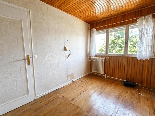 Située dans un environnement résidentiel recherché de Villepreux, cette maison familiale offre de beaux volumes et un fort potentiel pour créer un lieu de vie à votre image. Édifiée sur un terrain de 440 m², elle bénéficie d'un agréable extérieur offrant de nombreuses possibilités d'aménagement.

Au rez-de-chaussée, vous découvrirez une cuisine indépendante, un WC séparé ainsi qu’un double séjour lumineux, idéal pour partager des moments en famille.

À l’étage, l’espace nuit se compose de 4 chambres ainsi que d’une salle de bain avec WC, offrant une configuration parfaitement adaptée à une famille.

La maison dispose d’un garage fermé, d’une dépendance d’environ 17 m² pouvant répondre à différents besoins (bureau, profession libérale, chambre…) ainsi que d’une cave d’environ 17 m² accessible depuis celle-ci.

Son emplacement est un véritable atout au quotidien : la maison bénéficie de la proximité des écoles maternelles, élémentaires et collèges de Villepreux, permettant une organisation familiale pratique. Les commerces de proximité et services du quotidien sont facilement accessibles.

Côté transports, la gare de Villepreux–Les Clayes permet de rejoindre Paris-Montparnasse via la ligne N du Transilien, un avantage apprécié pour les déplacements quotidiens vers Paris et l’ouest francilien.

Des travaux de rénovation sont à prévoir. Une belle opportunité pour repenser les espaces, améliorer les performances du logement et valoriser tout le potentiel de cette maison familiale.

Un bien rare sur le secteur, idéal pour les acquéreurs souhaitant personnaliser leur future maison et créer un intérieur à leur goût.