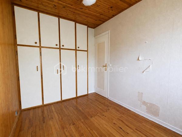 Située dans un environnement résidentiel recherché de Villepreux, cette maison familiale offre de beaux volumes et un fort potentiel pour créer un lieu de vie à votre image. Édifiée sur un terrain de 440 m², elle bénéficie d'un agréable extérieur offrant de nombreuses possibilités d'aménagement.

Au rez-de-chaussée, vous découvrirez une cuisine indépendante, un WC séparé ainsi qu’un double séjour lumineux, idéal pour partager des moments en famille.

À l’étage, l’espace nuit se compose de 4 chambres ainsi que d’une salle de bain avec WC, offrant une configuration parfaitement adaptée à une famille.

La maison dispose d’un garage fermé, d’une dépendance d’environ 17 m² pouvant répondre à différents besoins (bureau, profession libérale, chambre…) ainsi que d’une cave d’environ 17 m² accessible depuis celle-ci.

Son emplacement est un véritable atout au quotidien : la maison bénéficie de la proximité des écoles maternelles, élémentaires et collèges de Villepreux, permettant une organisation familiale pratique. Les commerces de proximité et services du quotidien sont facilement accessibles.

Côté transports, la gare de Villepreux–Les Clayes permet de rejoindre Paris-Montparnasse via la ligne N du Transilien, un avantage apprécié pour les déplacements quotidiens vers Paris et l’ouest francilien.

Des travaux de rénovation sont à prévoir. Une belle opportunité pour repenser les espaces, améliorer les performances du logement et valoriser tout le potentiel de cette maison familiale.

Un bien rare sur le secteur, idéal pour les acquéreurs souhaitant personnaliser leur future maison et créer un intérieur à leur goût.