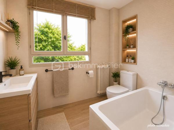 Située dans un environnement résidentiel recherché de Villepreux, cette maison familiale offre de beaux volumes et un fort potentiel pour créer un lieu de vie à votre image. Édifiée sur un terrain de 440 m², elle bénéficie d'un agréable extérieur offrant de nombreuses possibilités d'aménagement.

Au rez-de-chaussée, vous découvrirez une cuisine indépendante, un WC séparé ainsi qu’un double séjour lumineux, idéal pour partager des moments en famille.

À l’étage, l’espace nuit se compose de 4 chambres ainsi que d’une salle de bain avec WC, offrant une configuration parfaitement adaptée à une famille.

La maison dispose d’un garage fermé, d’une dépendance d’environ 17 m² pouvant répondre à différents besoins (bureau, profession libérale, chambre…) ainsi que d’une cave d’environ 17 m² accessible depuis celle-ci.

Son emplacement est un véritable atout au quotidien : la maison bénéficie de la proximité des écoles maternelles, élémentaires et collèges de Villepreux, permettant une organisation familiale pratique. Les commerces de proximité et services du quotidien sont facilement accessibles.

Côté transports, la gare de Villepreux–Les Clayes permet de rejoindre Paris-Montparnasse via la ligne N du Transilien, un avantage apprécié pour les déplacements quotidiens vers Paris et l’ouest francilien.

Des travaux de rénovation sont à prévoir. Une belle opportunité pour repenser les espaces, améliorer les performances du logement et valoriser tout le potentiel de cette maison familiale.

Un bien rare sur le secteur, idéal pour les acquéreurs souhaitant personnaliser leur future maison et créer un intérieur à leur goût.