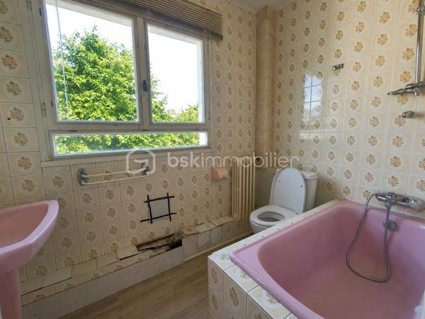 Située dans un environnement résidentiel recherché de Villepreux, cette maison familiale offre de beaux volumes et un fort potentiel pour créer un lieu de vie à votre image. Édifiée sur un terrain de 440 m², elle bénéficie d'un agréable extérieur offrant de nombreuses possibilités d'aménagement.

Au rez-de-chaussée, vous découvrirez une cuisine indépendante, un WC séparé ainsi qu’un double séjour lumineux, idéal pour partager des moments en famille.

À l’étage, l’espace nuit se compose de 4 chambres ainsi que d’une salle de bain avec WC, offrant une configuration parfaitement adaptée à une famille.

La maison dispose d’un garage fermé, d’une dépendance d’environ 17 m² pouvant répondre à différents besoins (bureau, profession libérale, chambre…) ainsi que d’une cave d’environ 17 m² accessible depuis celle-ci.

Son emplacement est un véritable atout au quotidien : la maison bénéficie de la proximité des écoles maternelles, élémentaires et collèges de Villepreux, permettant une organisation familiale pratique. Les commerces de proximité et services du quotidien sont facilement accessibles.

Côté transports, la gare de Villepreux–Les Clayes permet de rejoindre Paris-Montparnasse via la ligne N du Transilien, un avantage apprécié pour les déplacements quotidiens vers Paris et l’ouest francilien.

Des travaux de rénovation sont à prévoir. Une belle opportunité pour repenser les espaces, améliorer les performances du logement et valoriser tout le potentiel de cette maison familiale.

Un bien rare sur le secteur, idéal pour les acquéreurs souhaitant personnaliser leur future maison et créer un intérieur à leur goût.