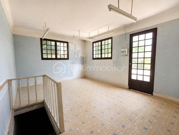 Située dans un environnement résidentiel recherché de Villepreux, cette maison familiale offre de beaux volumes et un fort potentiel pour créer un lieu de vie à votre image. Édifiée sur un terrain de 440 m², elle bénéficie d'un agréable extérieur offrant de nombreuses possibilités d'aménagement.

Au rez-de-chaussée, vous découvrirez une cuisine indépendante, un WC séparé ainsi qu’un double séjour lumineux, idéal pour partager des moments en famille.

À l’étage, l’espace nuit se compose de 4 chambres ainsi que d’une salle de bain avec WC, offrant une configuration parfaitement adaptée à une famille.

La maison dispose d’un garage fermé, d’une dépendance d’environ 17 m² pouvant répondre à différents besoins (bureau, profession libérale, chambre…) ainsi que d’une cave d’environ 17 m² accessible depuis celle-ci.

Son emplacement est un véritable atout au quotidien : la maison bénéficie de la proximité des écoles maternelles, élémentaires et collèges de Villepreux, permettant une organisation familiale pratique. Les commerces de proximité et services du quotidien sont facilement accessibles.

Côté transports, la gare de Villepreux–Les Clayes permet de rejoindre Paris-Montparnasse via la ligne N du Transilien, un avantage apprécié pour les déplacements quotidiens vers Paris et l’ouest francilien.

Des travaux de rénovation sont à prévoir. Une belle opportunité pour repenser les espaces, améliorer les performances du logement et valoriser tout le potentiel de cette maison familiale.

Un bien rare sur le secteur, idéal pour les acquéreurs souhaitant personnaliser leur future maison et créer un intérieur à leur goût.