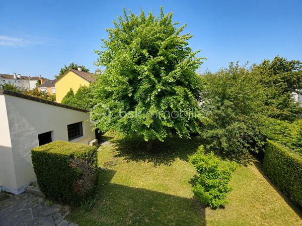 Située dans un environnement résidentiel recherché de Villepreux, cette maison familiale offre de beaux volumes et un fort potentiel pour créer un lieu de vie à votre image. Édifiée sur un terrain de 440 m², elle bénéficie d'un agréable extérieur offrant de nombreuses possibilités d'aménagement.

Au rez-de-chaussée, vous découvrirez une cuisine indépendante, un WC séparé ainsi qu’un double séjour lumineux, idéal pour partager des moments en famille.

À l’étage, l’espace nuit se compose de 4 chambres ainsi que d’une salle de bain avec WC, offrant une configuration parfaitement adaptée à une famille.

La maison dispose d’un garage fermé, d’une dépendance d’environ 17 m² pouvant répondre à différents besoins (bureau, profession libérale, chambre…) ainsi que d’une cave d’environ 17 m² accessible depuis celle-ci.

Son emplacement est un véritable atout au quotidien : la maison bénéficie de la proximité des écoles maternelles, élémentaires et collèges de Villepreux, permettant une organisation familiale pratique. Les commerces de proximité et services du quotidien sont facilement accessibles.

Côté transports, la gare de Villepreux–Les Clayes permet de rejoindre Paris-Montparnasse via la ligne N du Transilien, un avantage apprécié pour les déplacements quotidiens vers Paris et l’ouest francilien.

Des travaux de rénovation sont à prévoir. Une belle opportunité pour repenser les espaces, améliorer les performances du logement et valoriser tout le potentiel de cette maison familiale.

Un bien rare sur le secteur, idéal pour les acquéreurs souhaitant personnaliser leur future maison et créer un intérieur à leur goût.